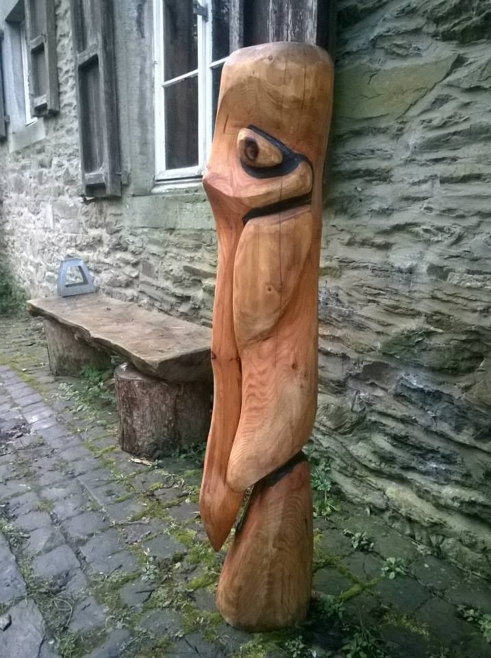 Le totem 21 Mouth vu de côté, un œil cerclé de noir qui fixe le passant.